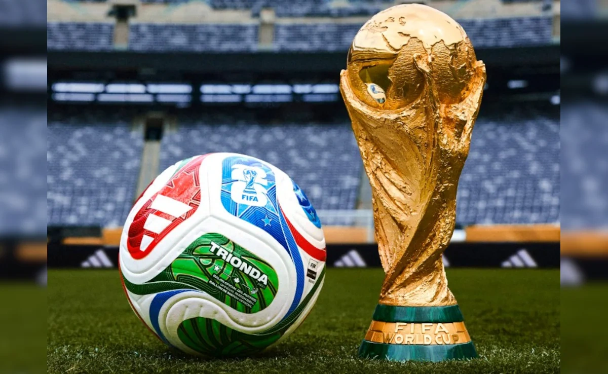 М'яч і кубок Чемпіонату Світу 2026